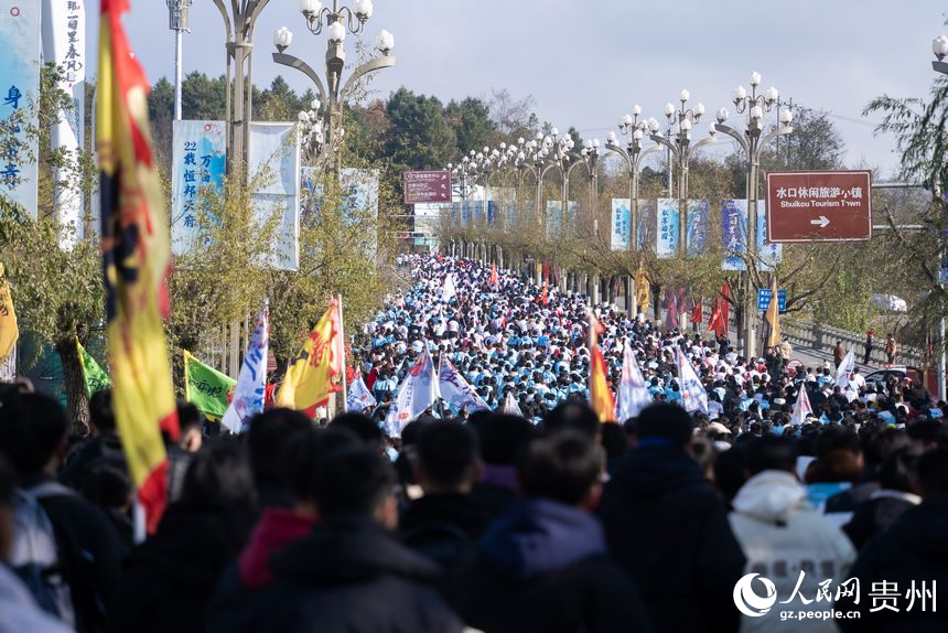 貴州紅·山水越野挑戰賽（第七站）畢節·百里杜鵑站比賽現場。人民網記者 涂敏攝