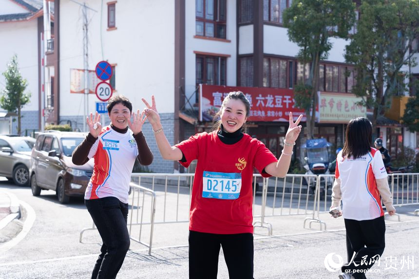 貴州紅·山水越野挑戰賽（第七站）畢節·百里杜鵑站比賽現場。人民網記者 涂敏攝