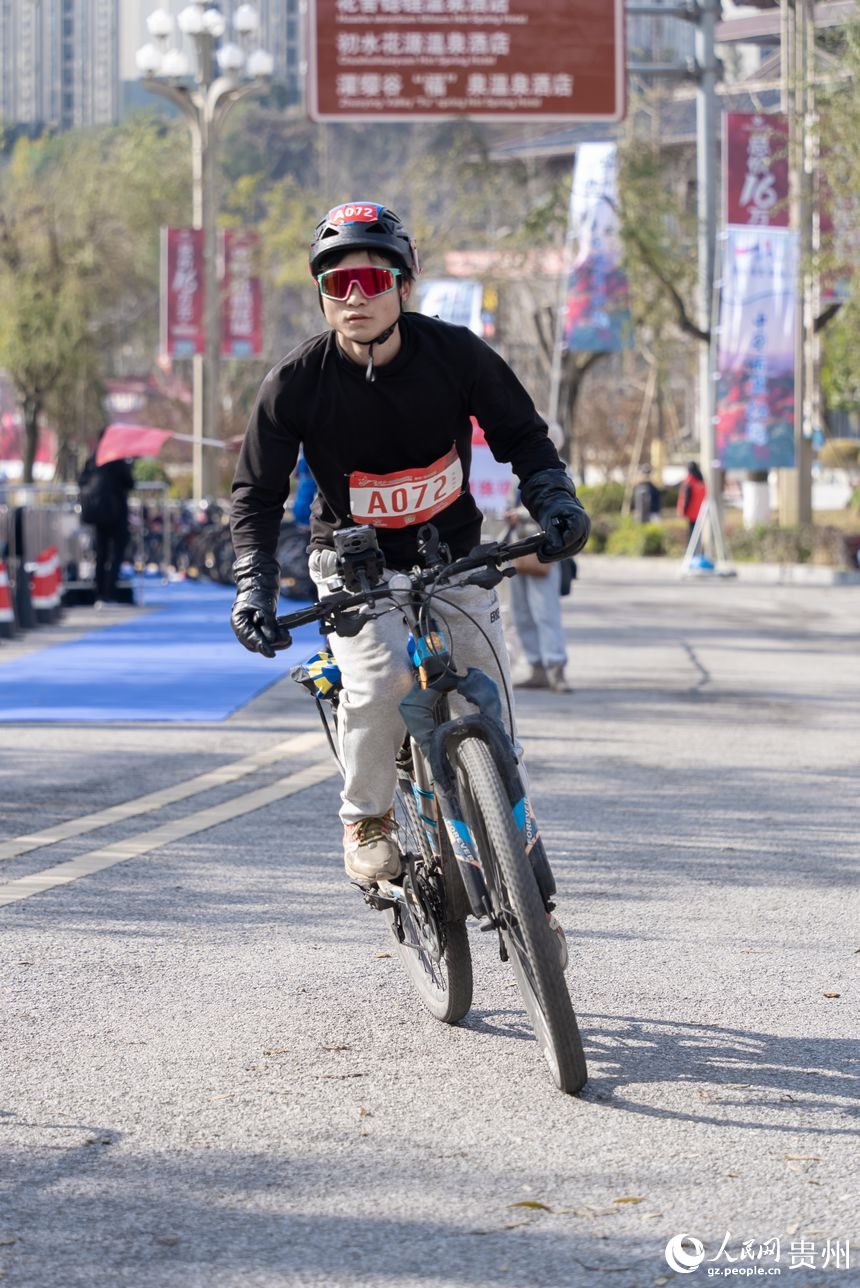 貴州紅·山水越野挑戰賽（第七站）畢節·百里杜鵑站比賽現場。人民網記者 涂敏攝
