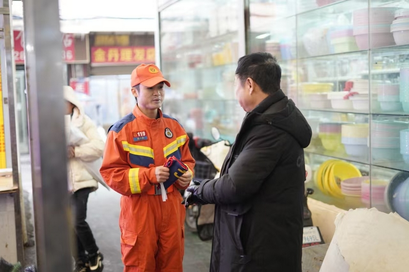 修文縣消防救援大隊開展“藍焰黔行”志愿活動。