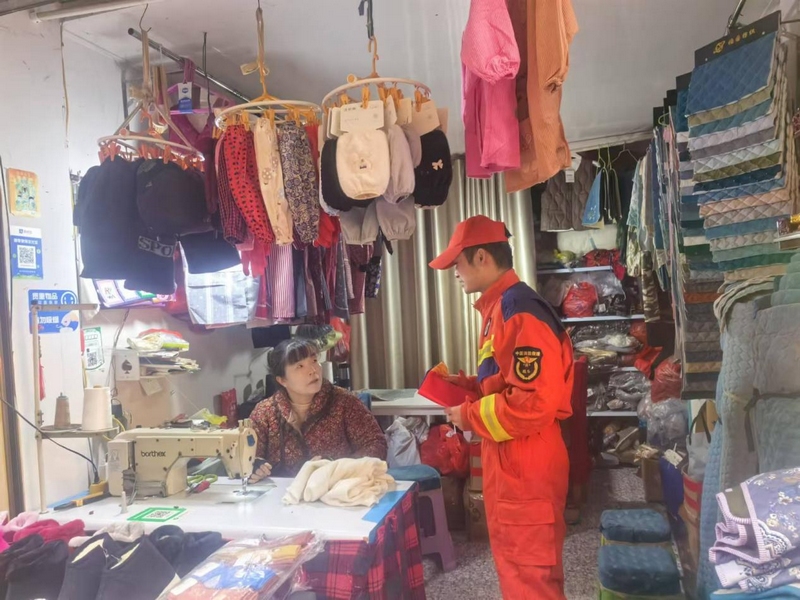 修文縣消防救援大隊開展“藍焰黔行”志愿活動。