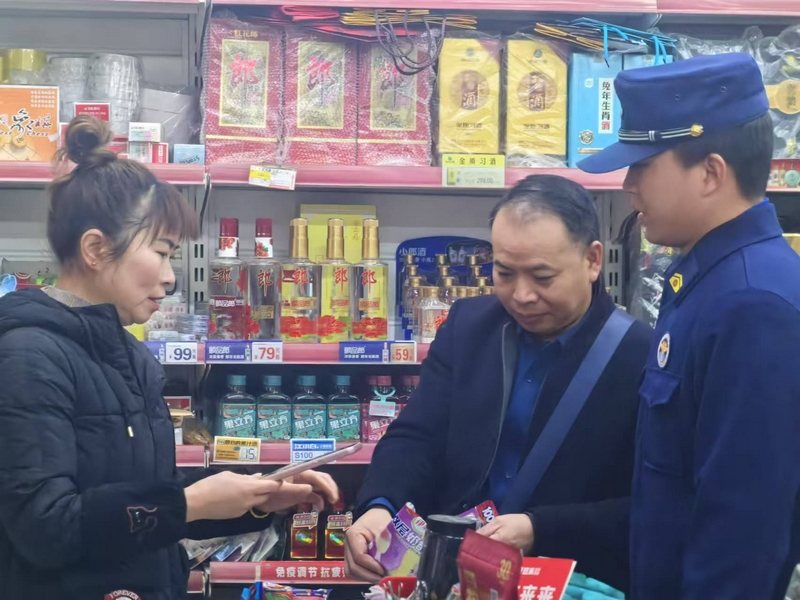 修文縣消防救援大隊開展“藍焰黔行”志愿活動。