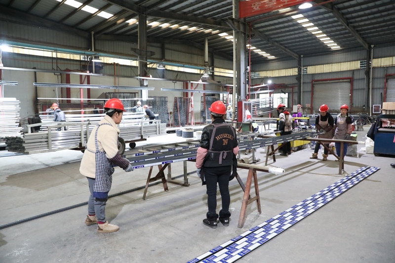 正在“幫扶車間”里忙碌的居民。李齊 攝