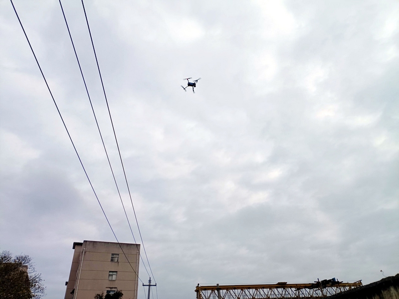 無人機完成自主巡檢后返航。