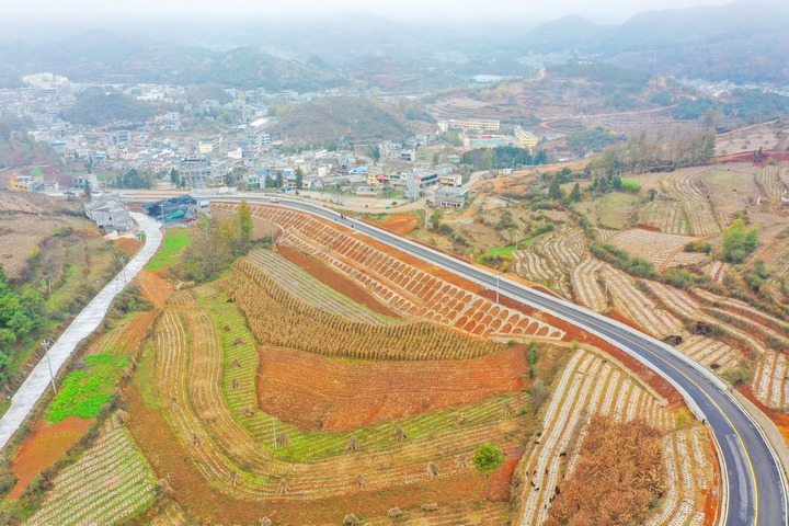 2024年12月10日拍攝的赫章縣鐵匠鄉到雙坪鄉公路。