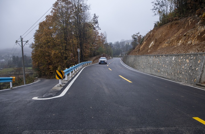 赫章縣鐵匠鄉到雙坪鄉公路。