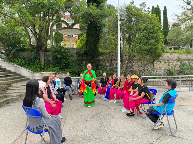 二公司社區群眾自創快板《紅藍馬甲花圍腰 引領文明新風尚》。