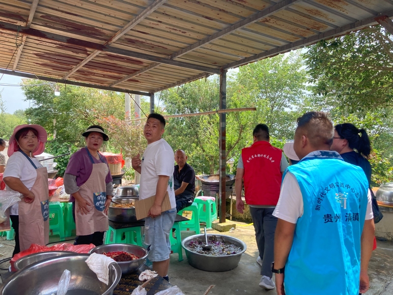 志愿者們幫忙籌備酒席。