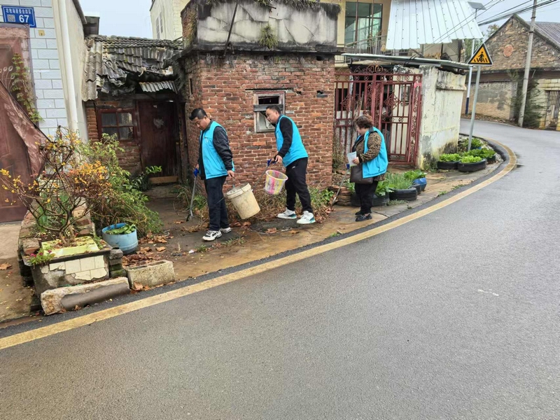 村干部和群眾開展“自己動手·美化家園”。