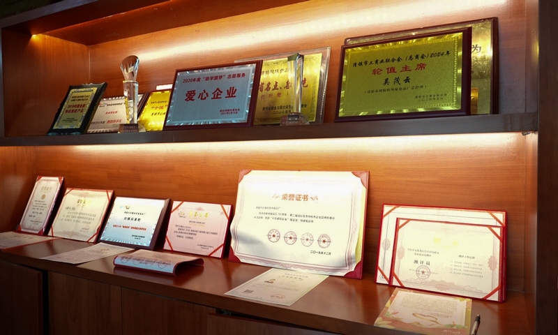 4 擺滿榮譽證書的書柜一角 。