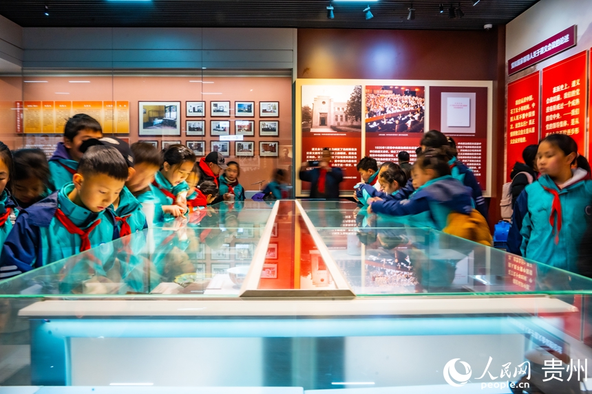 游客在遵義會議紀念館參觀。人民網 陽茜攝