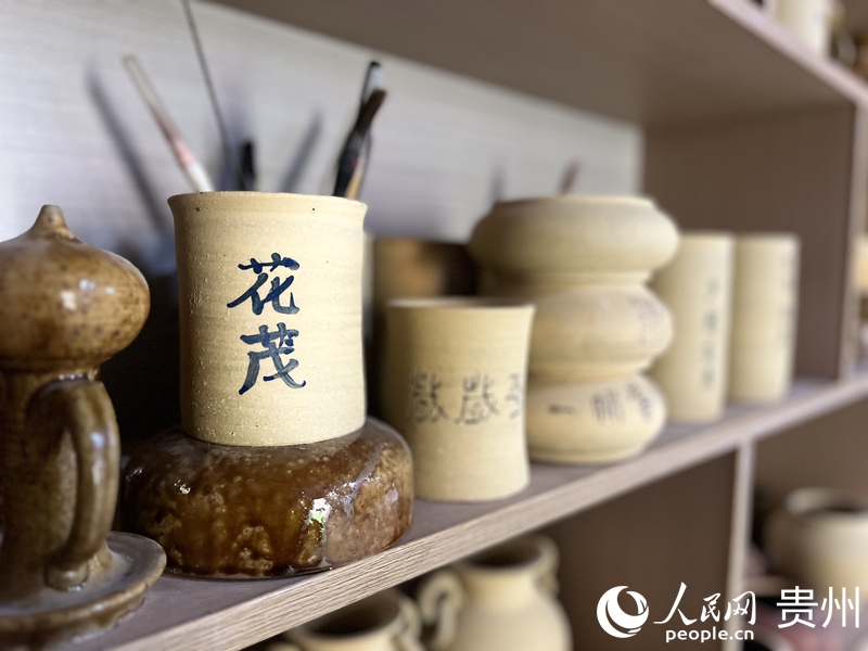 櫥窗上精美的土陶工藝品深受游客喜愛。人民網 陳潔泉攝