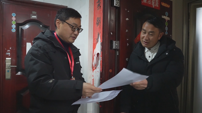 3工作人員向居民發放民求卡