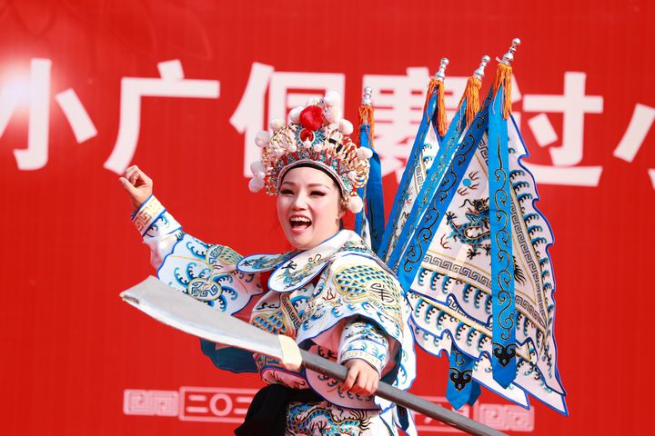 侗族群眾表演侗戲曲目《穆桂英掛帥》。楊家孟攝 