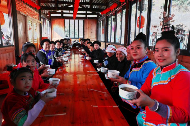 侗族群眾在吃油茶。楊家孟攝