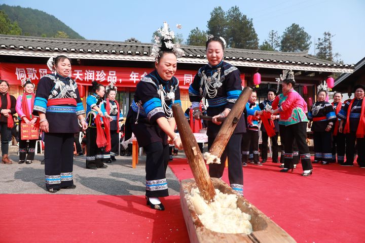 侗族群眾在打糍粑。楊家孟攝