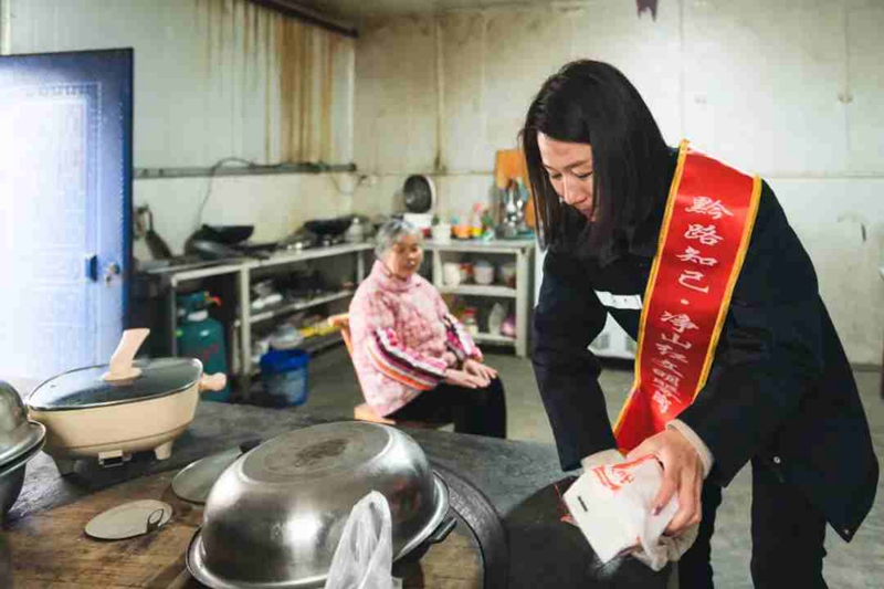 4 圖為“黨員先鋒”走訪幫助村民