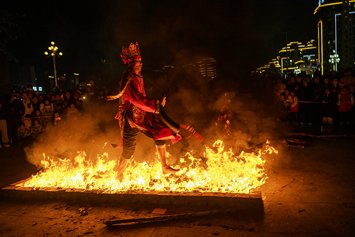 非遺傳承人在貴州省黔南布依族苗族自治州羅甸縣玉湖公園表演非遺陽戲（下火海）。