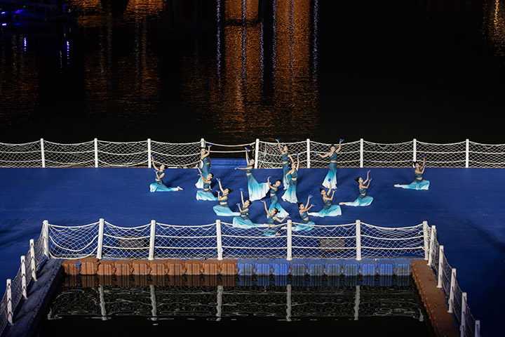 學生在貴州省黔南布依族苗族自治州羅甸縣玉湖公園水上舞臺表演節目。