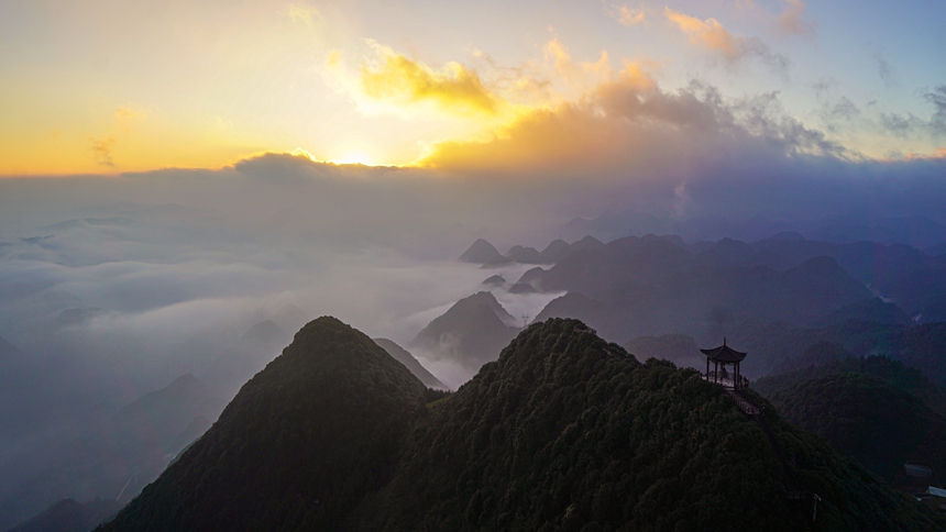 1月1日，貴州省六盤水市鐘山區梅花山度假公園日出景色。