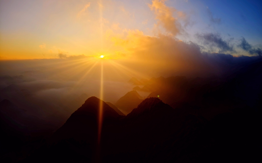 1月1日，貴州省六盤水市鐘山區梅花山度假公園日出與云海交相輝映。
