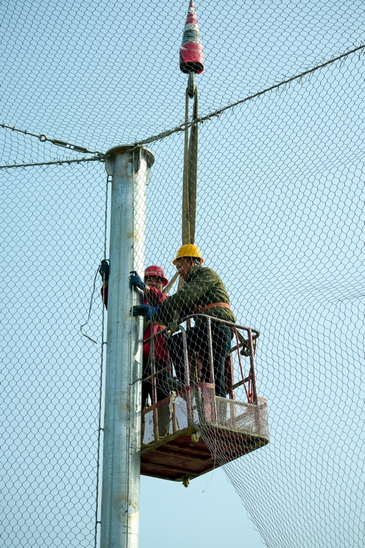 工人在黔金絲猴拯救保護及野生動物救助基礎設施建設項目施工現場忙碌。7（李鶴攝）