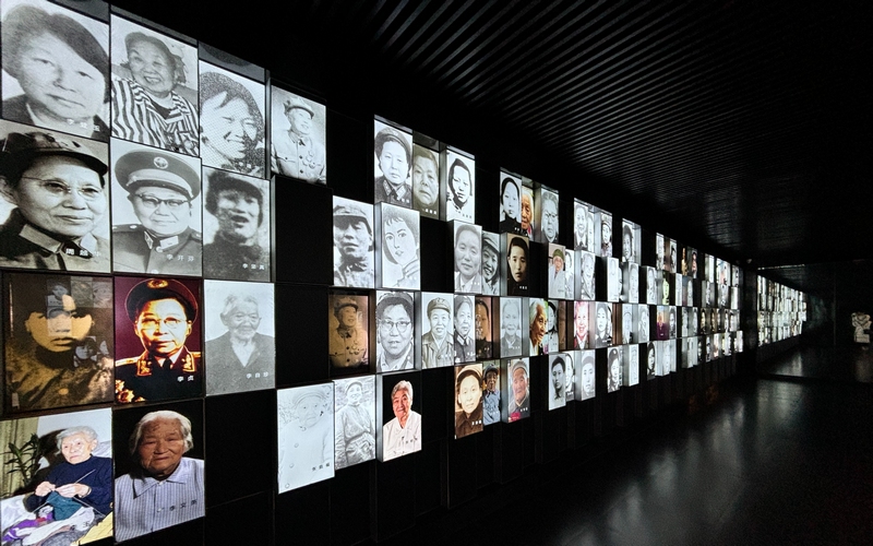 5、紀念館的紅梅凌霄廳，多媒體照片墻上滾動著老紅軍們一幅幅珍貴的老照片（習水融媒供圖）