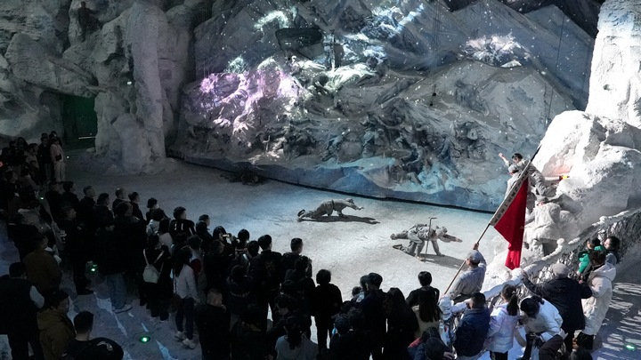 觀眾在“紅飄帶”沉浸式體驗紅色歷史。周遠鋼攝