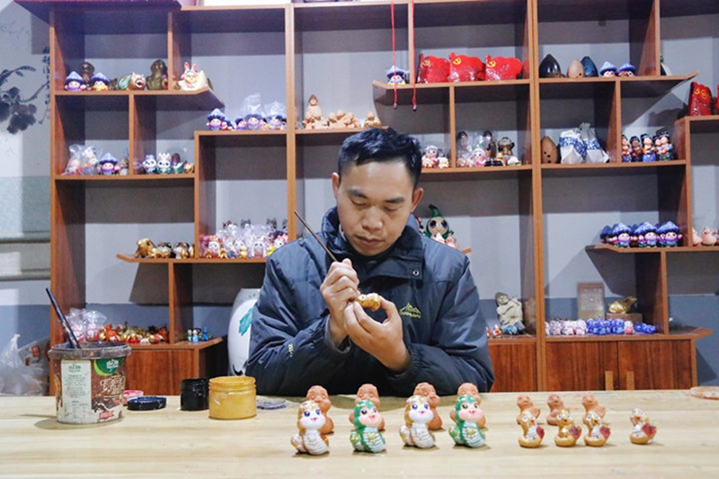 3、姚德波對蛇寶進行彩繪和修飾紋樣。 程建平攝