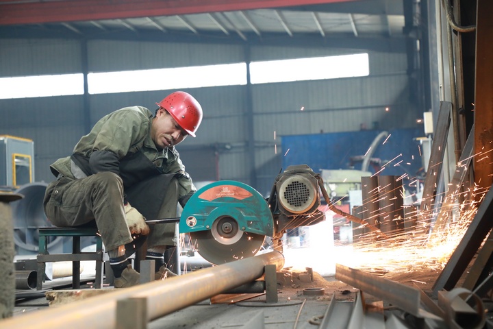 工人正在進行切割作業。