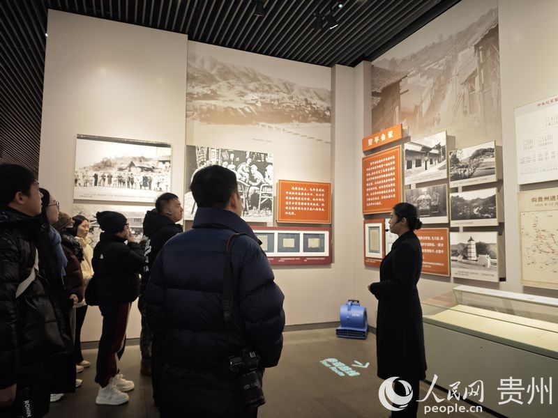 游客參觀遵義會議陳列館。人民網 黃小桃攝