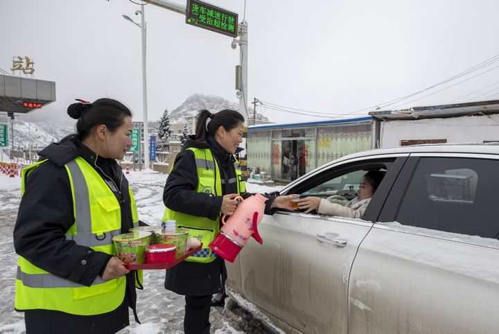 1月9日，畢威高速阿維寨站員工向司乘人員發放簡餐。李學友 攝.jpg