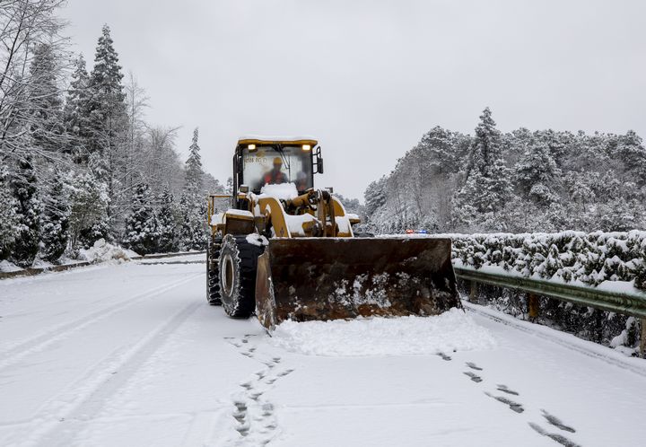 1月9日，畢威高速公路營運管理中心利用裝載機清除S20畢威高速公路積雪。李學友 攝