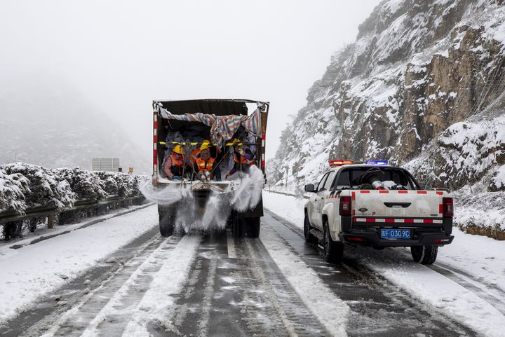 1月9日，畢威高速公路營運管理中心組織養護工撒布融雪鹽。李學友 攝.jpg