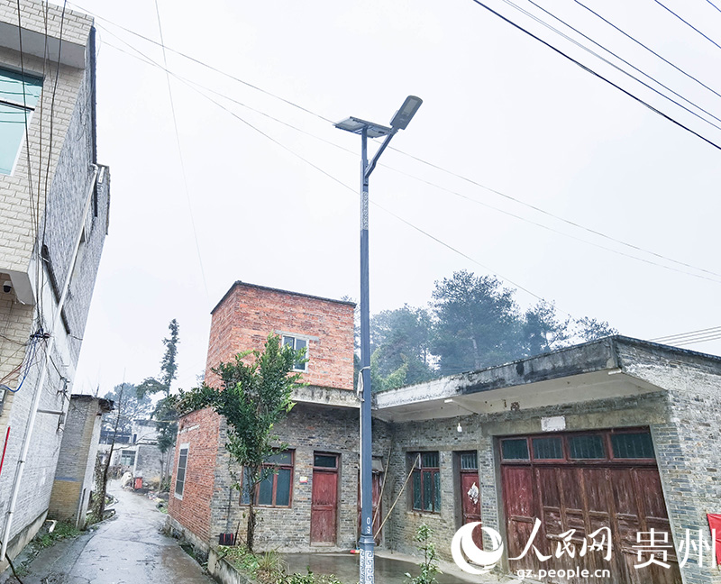 新安裝的太陽能路燈，照亮了周邊群眾的出行路。人民網記者 王秀芳攝