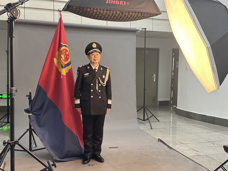 離退休民警拍攝警禮服紀念照現場。實習生 盧俊攝