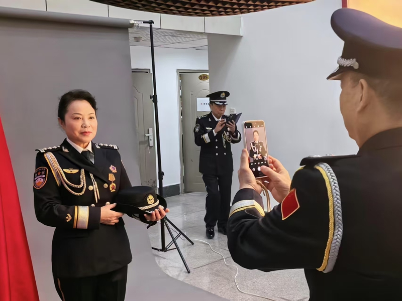 離退休民警互相拍照記錄。蕭亮攝