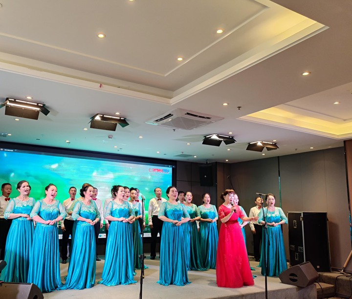 合唱《茉莉花》。