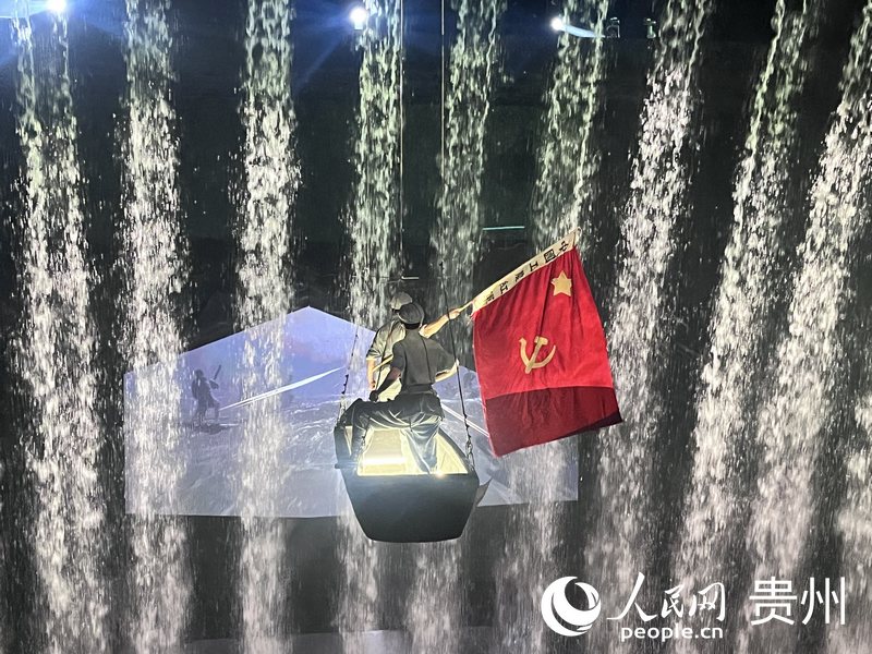 《偉大轉折》演出現場，紅軍戰士“騰空”馭舟，越過近30米落差的大瀑布。人民網 陳潔泉攝