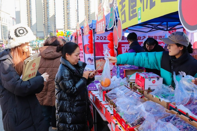 (1)顧客正在購買年貨。陸勁松 攝 (1).jpg
