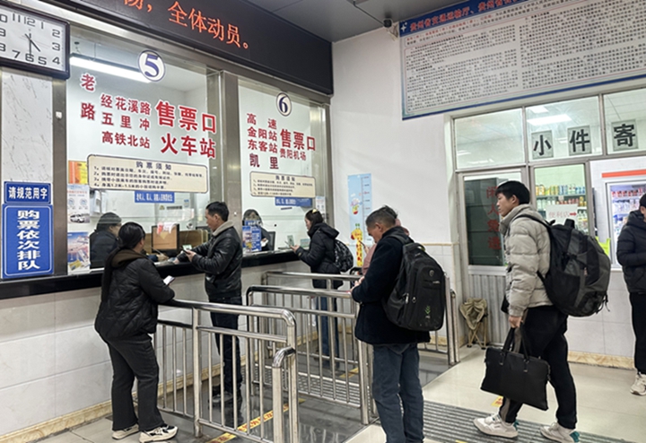 乘客有序排隊購票。