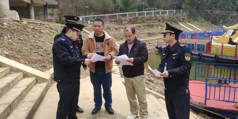 (4)春運安全宣傳。 龔曉宏 攝1.jpg