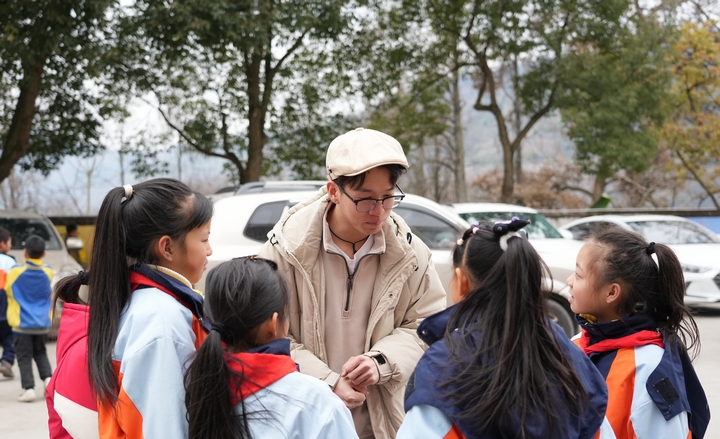 王佳佳老師與學生交流。