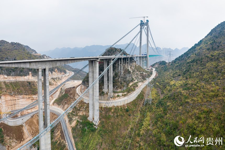 航拍建設中的花江峽谷大橋。人民網記者 涂敏攝