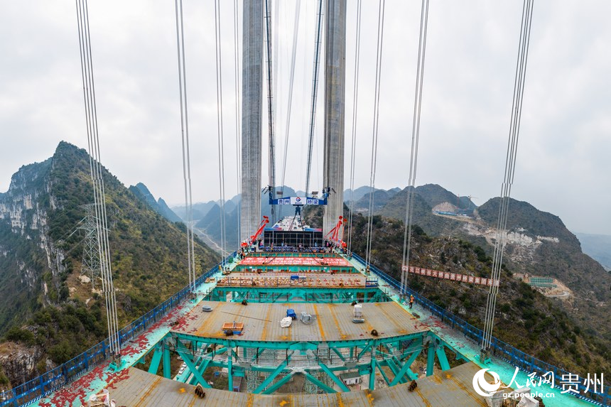 花江峽谷大橋合龍現場。人民網記者 涂敏攝