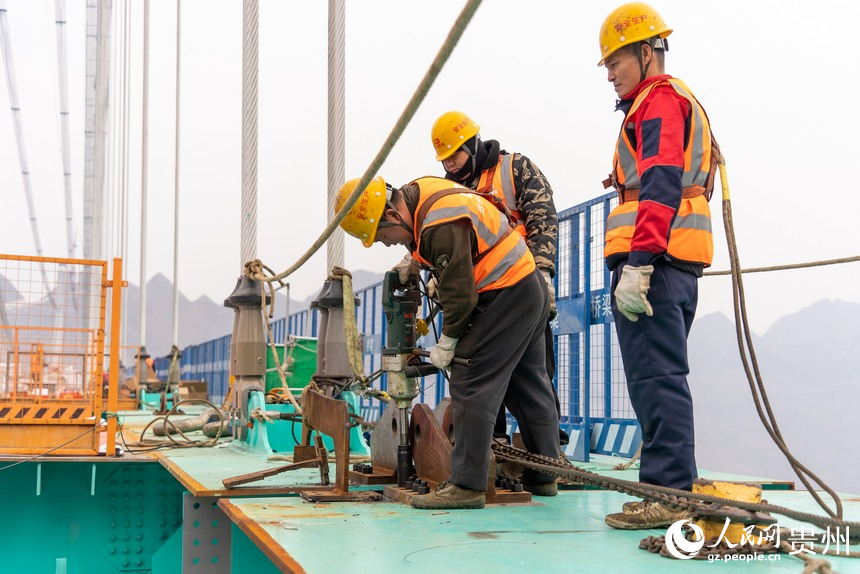 花江峽谷大橋合龍現場。人民網記者 涂敏攝