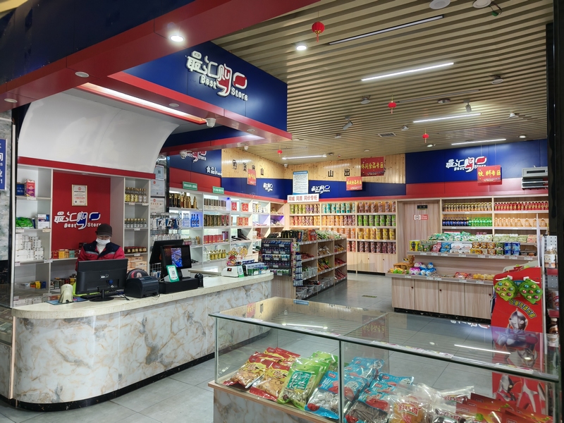 金沙服務區內的超市。蔡昀攝