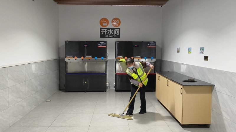 金沙服務區工作人員正在打掃衛生。蔡昀攝