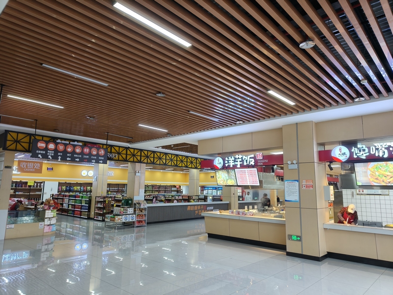 石場服務區內的超市與餐飲區。蔡昀攝