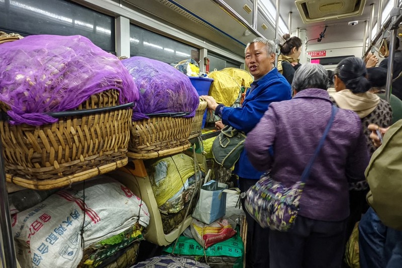 在貴陽市，菜農乘坐專門開辟的252路“惠農專線”去賣菜。黎榮攝